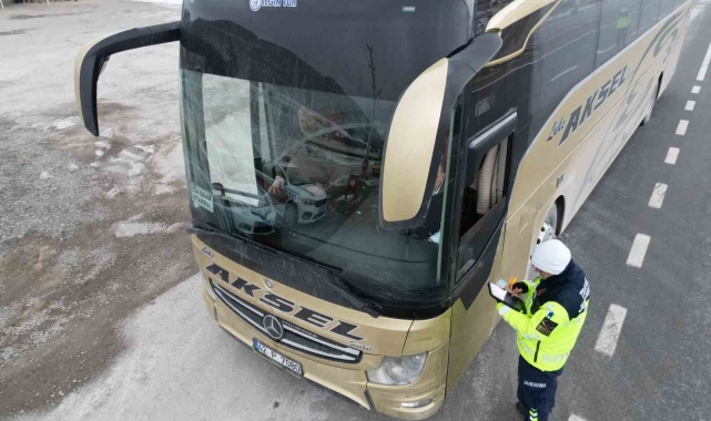 Jandarma yolcu gibi bindiği otobüsü denetledi