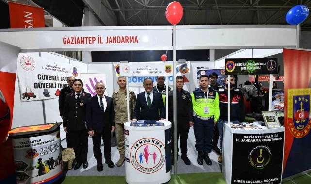 Jandarmadan suç ve suçlulara karşı bilgilendirme standı