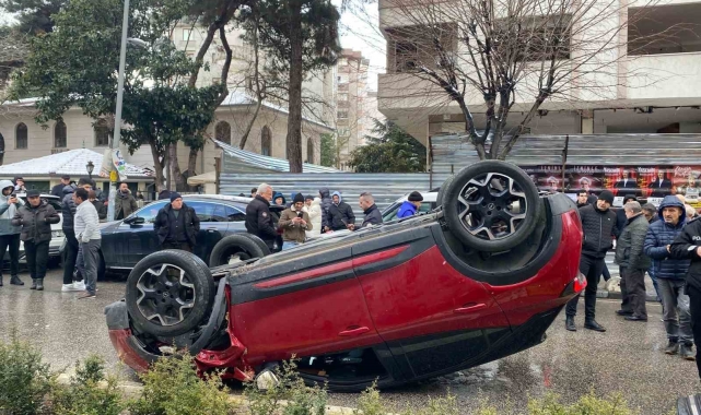 Kadıköy&#039;de araç takla attı: 1 yaralı