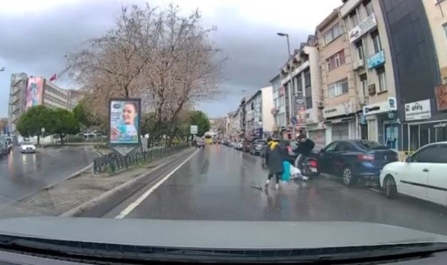 Kadıköy'de motosiklet yayaya çarptı: Kaza anı kamerada