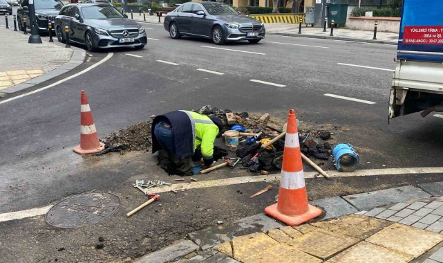 Kadıköy'de su borusu patladı, tazyikli su metrelerce yükseğe fışkırdı
