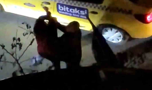Kadıköy'de takside ters yön kavgası: Yolcu çileden çıktı