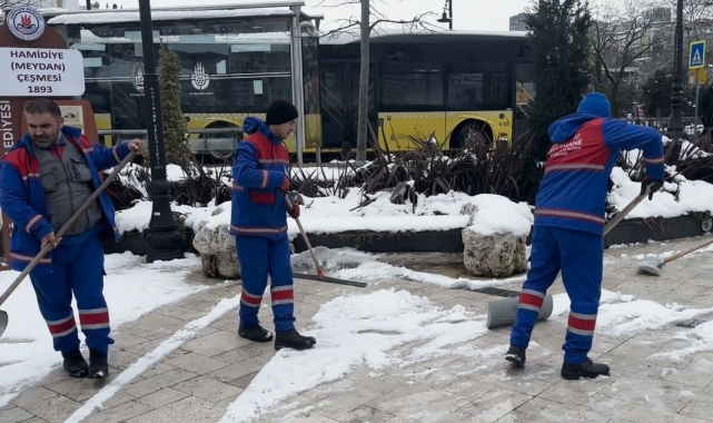 Kağıthane'de kaldırımlardaki kar ve buzlar temizleniyor