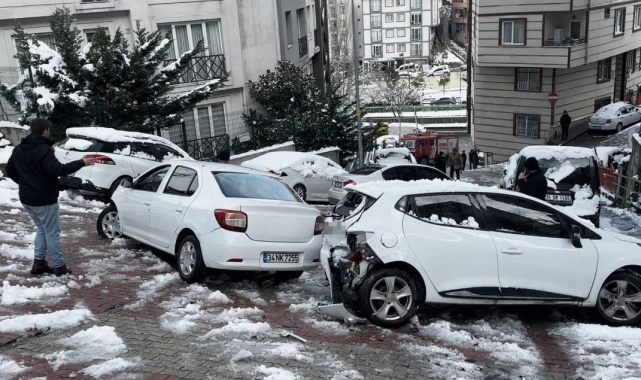 Kağıthane'de yokuştan kayan araç, park halindeki otomobile çarparak durdu