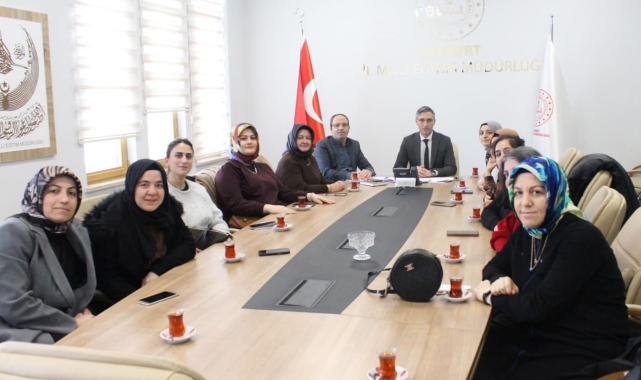 Kahraman kurslarda görev alacak öğretmenlerle bir araya geldi