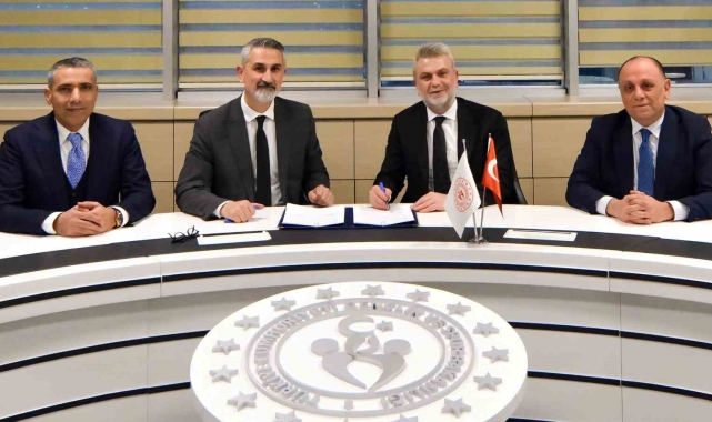 Kahramanmaraş'ta 50 mahalleye halı saha
