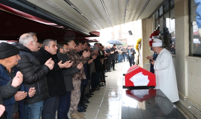 Kalp krizi sonucu hayatını kaybeden polisin cenazesi Trabzon'da defnedildi