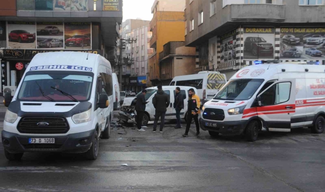 Kamyonet şehiriçi minibüse çarptı: 1 yaralı
