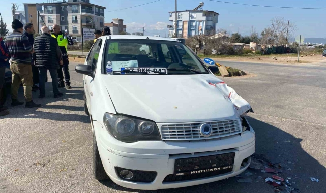 Kamyonetle otomobilin çarpıştığı kazada baba ve oğlu yaralandı