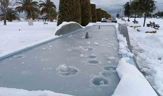 Kar buza, yolda yürümek de çileye dönüştü