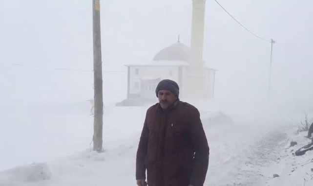 Kar Erzurum'da köyleri esir aldı