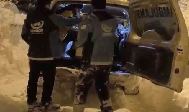 Kar sebebiyle köylerinde mahsur kalan hastalar için ekipler seferber oldu