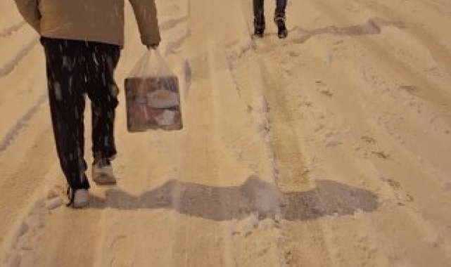 Kar yağışına önlem alınmayan Etimesgut'ta vatandaşlar araçlarını terk etti