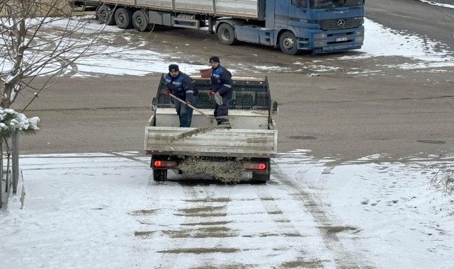 Karabük Belediyesi karla mücadele çalışmalarını sürdürüyor