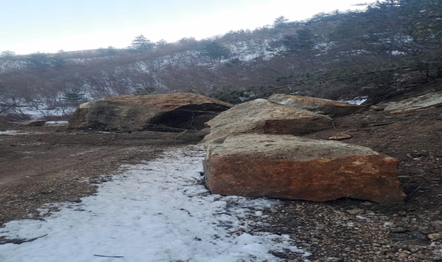 Karabük'te heyelan nedeniyle köy yolu ulaşıma kapandı