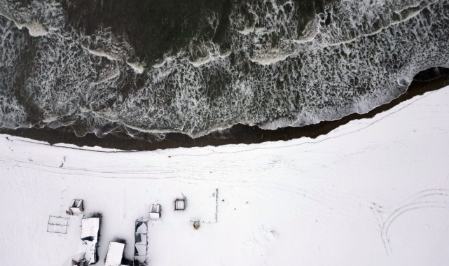 Karadeniz'in hırçın dalgaları karla buluştu