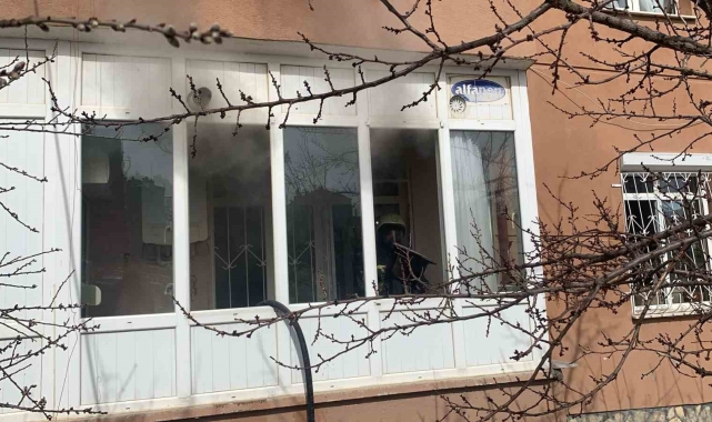 Karaman'da çıkan yangın nedeniyle balkonda mahsur kalan 2 kişiyi itfaiye kurtardı