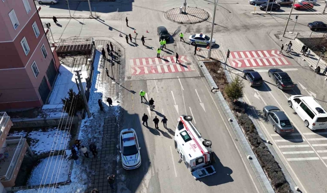Karaman'da otomobille çarpışan ambulans devrildi: 3'ü sağlık görevlisi 5 kişi yaralandı