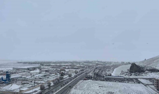 Karapınar&#039;da yağan kar çiftçilerin yüzünü güldürdü