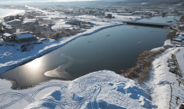 Karasu&#039;da göl ve ilçe merkezinden geçen kanal dondu