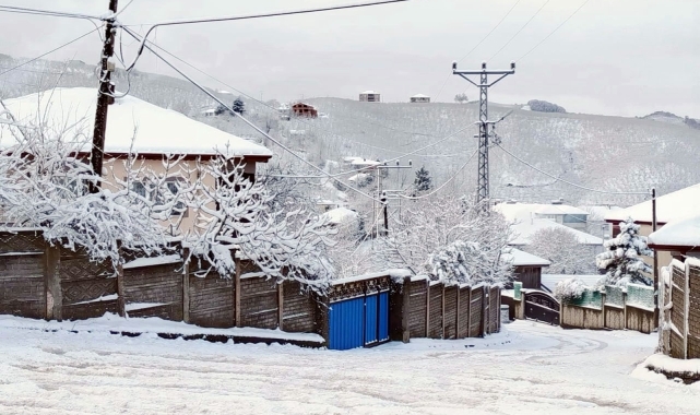 Karasu'nun yüksek mahallelerinde kar kalınlığı 10 santimi geçti