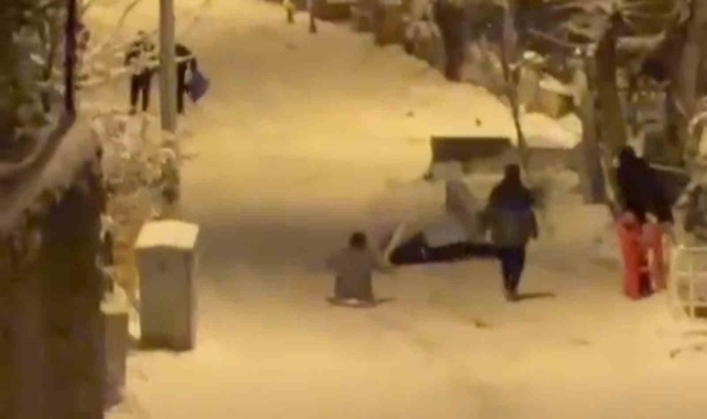 Karda kayak keyfi hastanede bitti... Genç kızın duvara çarpma anı kamerada