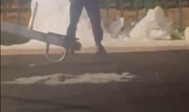 Kardan adamının yıkıldığını gördü, cenaze namazına durdu