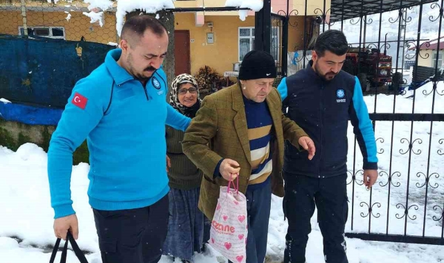 Karla kaplı yollarda diyaliz hastasının yardımına Samsun UMKE koştu