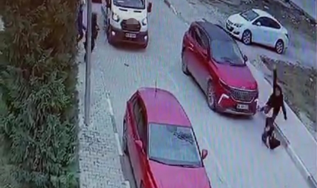Karşıya geçen çocuğa otomobil çarptı, o anlar güvenlik kamerasına yansıdı