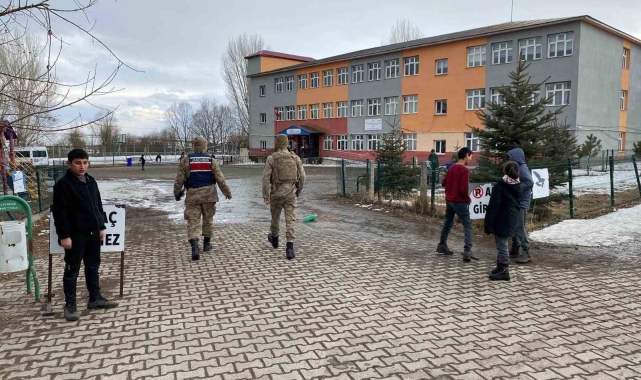 Kars'ta jandarmadan "Huzurlu Okul Önleri" ve "Huzurlu Sokaklar" uygulaması