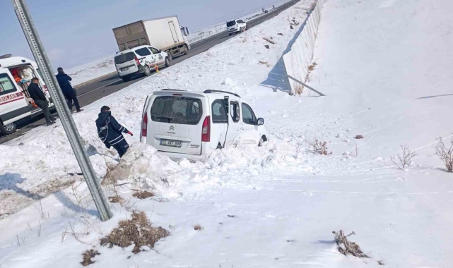 Kars'ta otomobil ile ticari araç çarpıştı: 9 yaralı