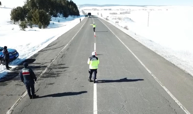 Kars'ta sivil trafik ekipleri yolcu otobüslerini radarına aldı