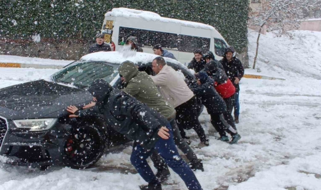 Kartal'da karda mahsur kalan araç sürücüsünün imdadına vatandaşlar yetişti