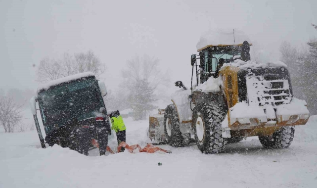 Kastamonu'da yoldan çıkan yolcu otobüsü kara saplandı