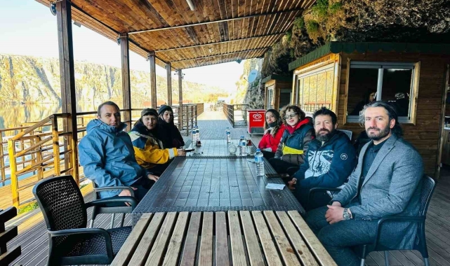 Kaymakam Partal, çizgili sırtlanların yaşam alanında incelemelerde bulundu