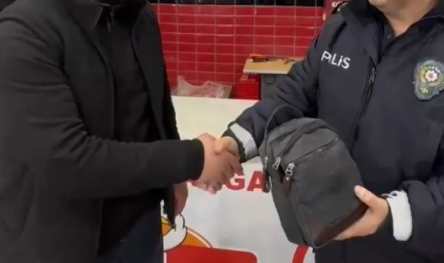 Kayseri polisi, bulduğu yüklü miktarda para dolu çantayı sahibine teslim etti