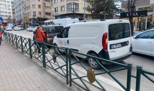 Kaza sonrası trafiğin tıkanmaması için gayret eden sürücüler takdir topladı