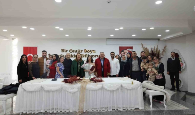 Keçiören Belediye Başkanı Özarslan nikahlarını kıydı, çiftler karaoke yaptı