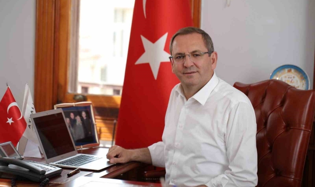 Kent dışında eğitim gören 140 Ayvalıklı öğrenciye 1500 Türk Lirası Burs Desteği