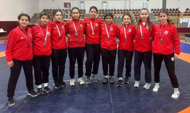 Kepez'in kızlarına altın madalya