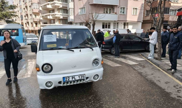Keşan'da aydınlatma direğine çarpan otomobilin sürücüsü yaralandı