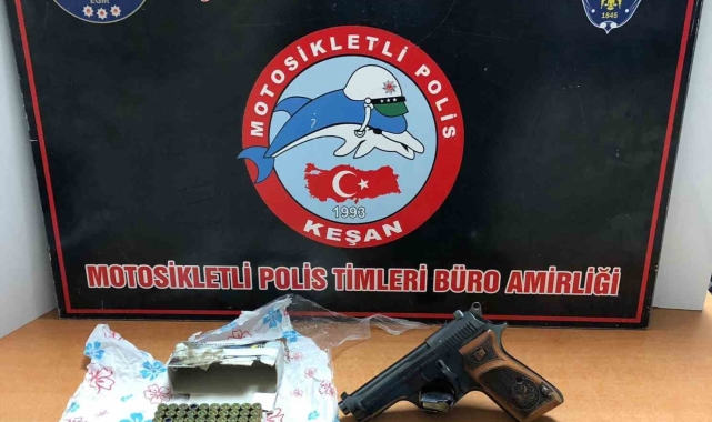 Keşan'da otomobilde yapılan kontrolde ruhsatsız tabanca ele geçirildi