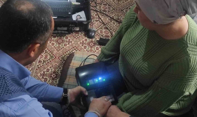 Kimlik yenileme işlemi için vatandaşın evine gittiler