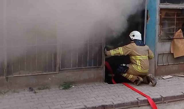 Kırıkkale'de aynı saatte depo ve araç yangını