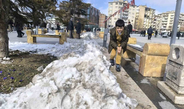 Kırşehir'de çocukların kar sevinci kısa sürdü