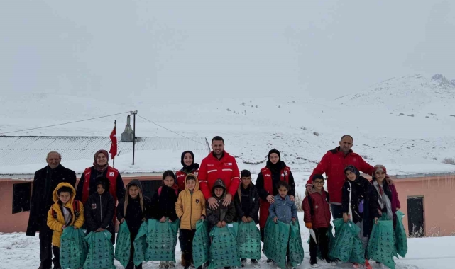 Kızılay'ın yardım eli çocuklara uzandı