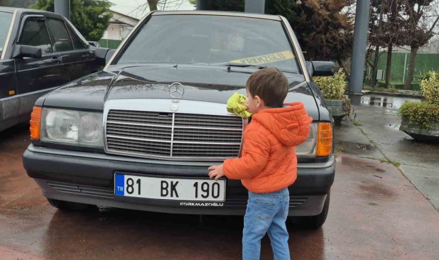 Klasik otomobil tutkunlarını sağanak bile engelleyemedi
