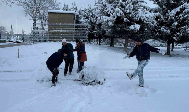 Kocaeli kar ile şenlendi: Kar altında halay çektiler