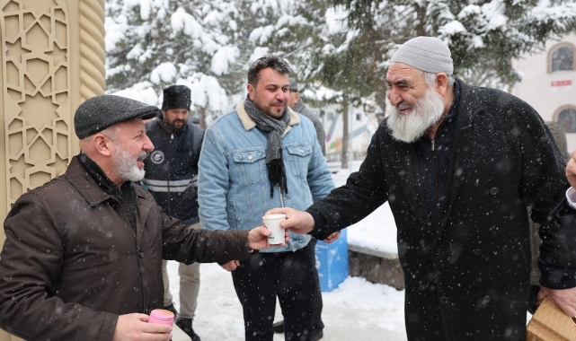 Kocasinan Belediyesi'nden soğuk havada salep ikramı