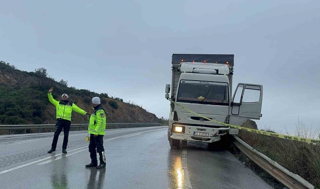 Kontrolden çıkan kamyon bariyere çarptı, uçurumdan uçtuğu zanneden sürücü araçtan atladı